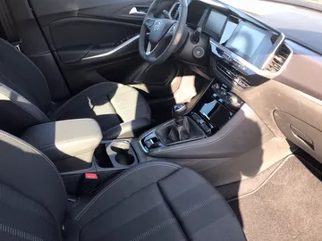 Car image 19