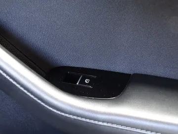 Car image 32