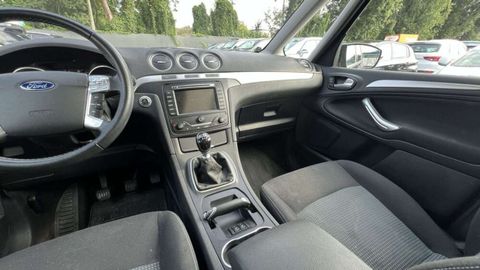 Car image 25