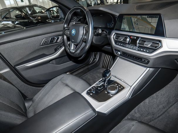 BMW 330 e Touring Advantage xDrive 215 kW image number 3