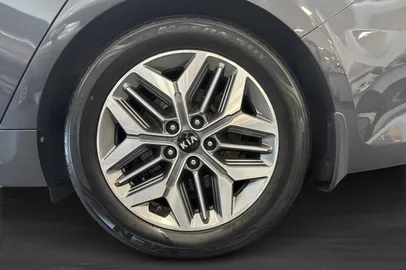 Car image 15