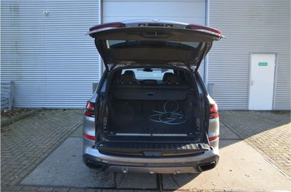 Car image 37