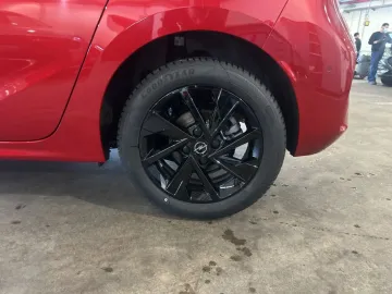 Car image 18