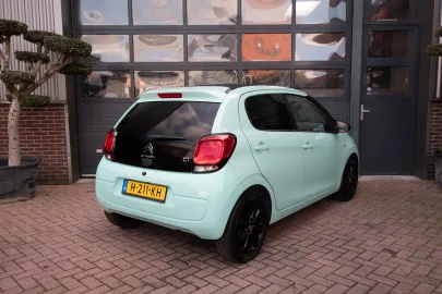 Car image 3