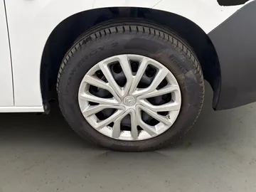 Car image 25