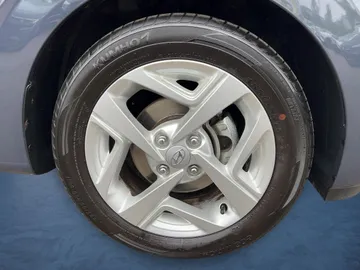 Car image 19