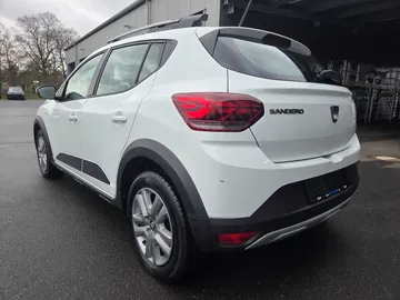 Car image 4