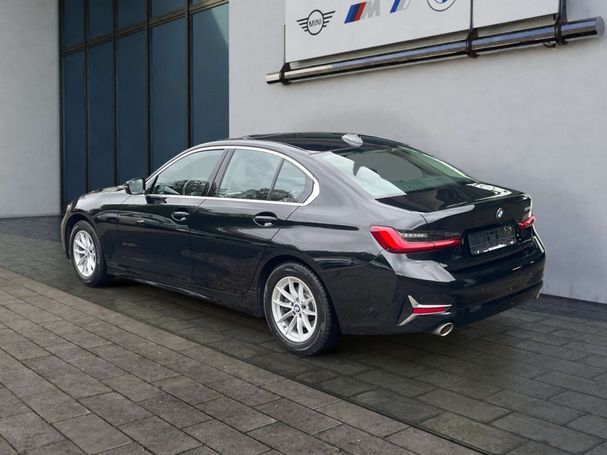 BMW 320i Luxury Line 135 kW image number 3