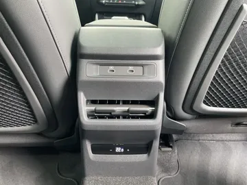 Car image 32