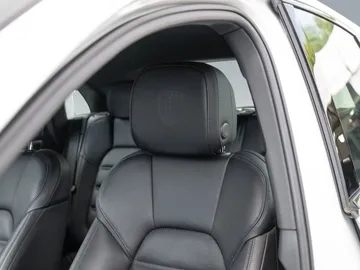 Car image 35