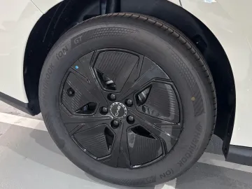 Car image 25