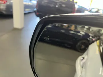 Car image 32