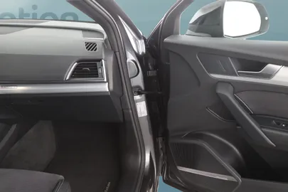 Car image 25