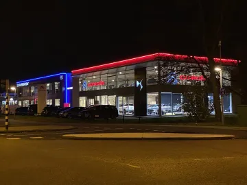 Car image 8