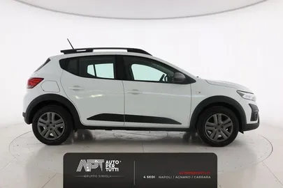Car image 4