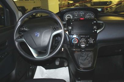 Car image 11