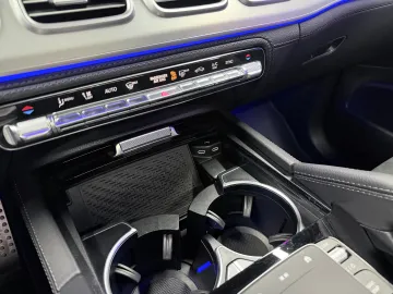 Car image 32