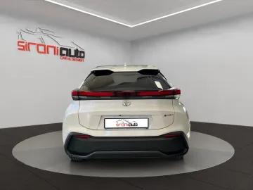 Car image 4