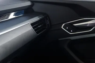 Car image 32