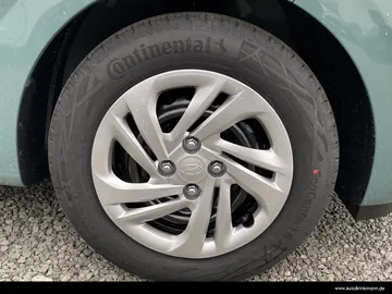 Car image 19