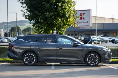 Car image 5