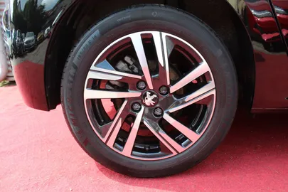 Car image 19