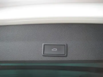 Car image 32