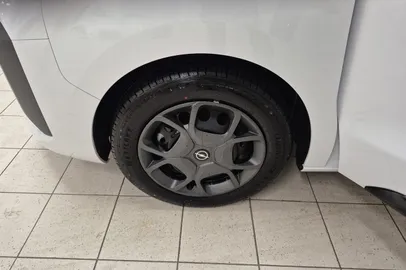 Car image 8