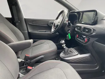 Car image 14