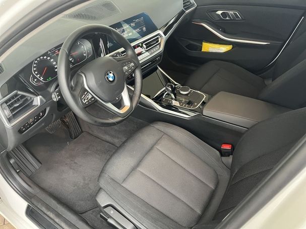 BMW 318i Touring Advantage 115 kW image number 6