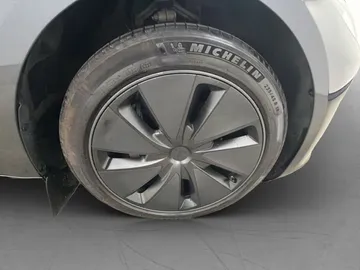 Car image 32