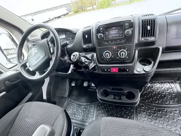 Car image 29