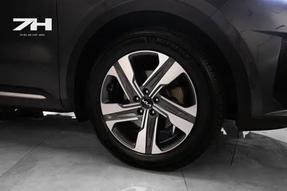 Car image 25