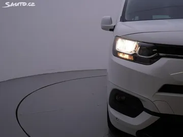 Car image 30