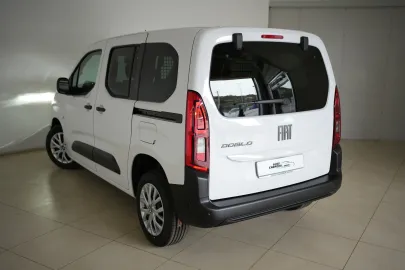 Car image 19