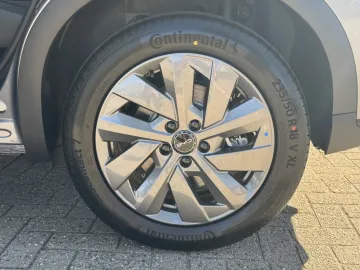 Car image 35