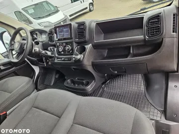 Car image 32