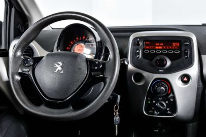 Car image 24