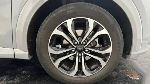 Car image 25