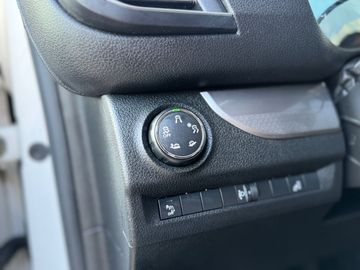 Car image 30