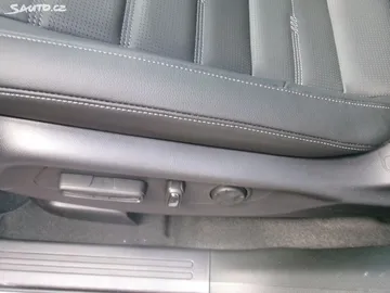 Car image 30