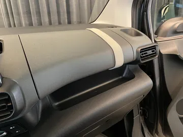 Car image 38