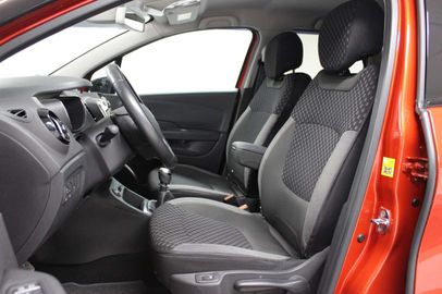 Car image 12