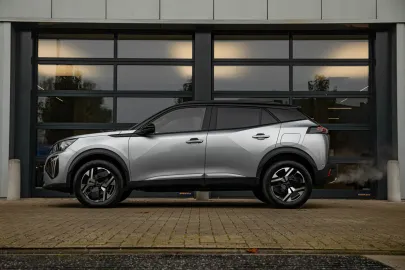 Car image 3