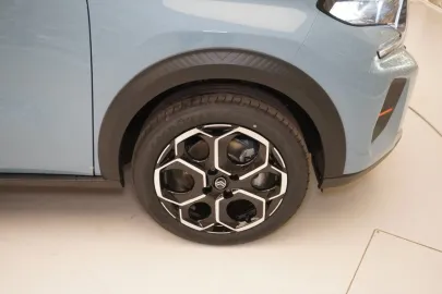 Car image 19