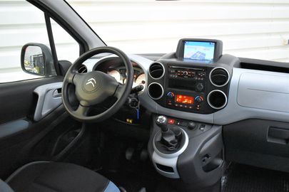 Car image 14