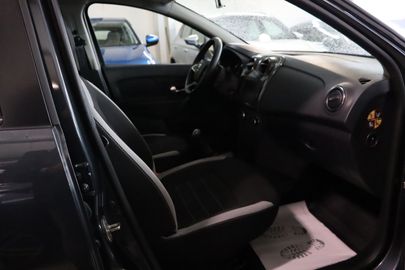 Car image 12