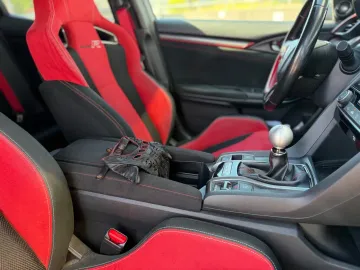 Car image 26
