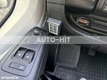 Car image 32
