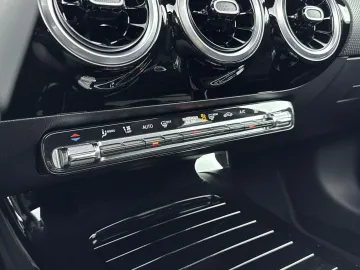 Car image 32